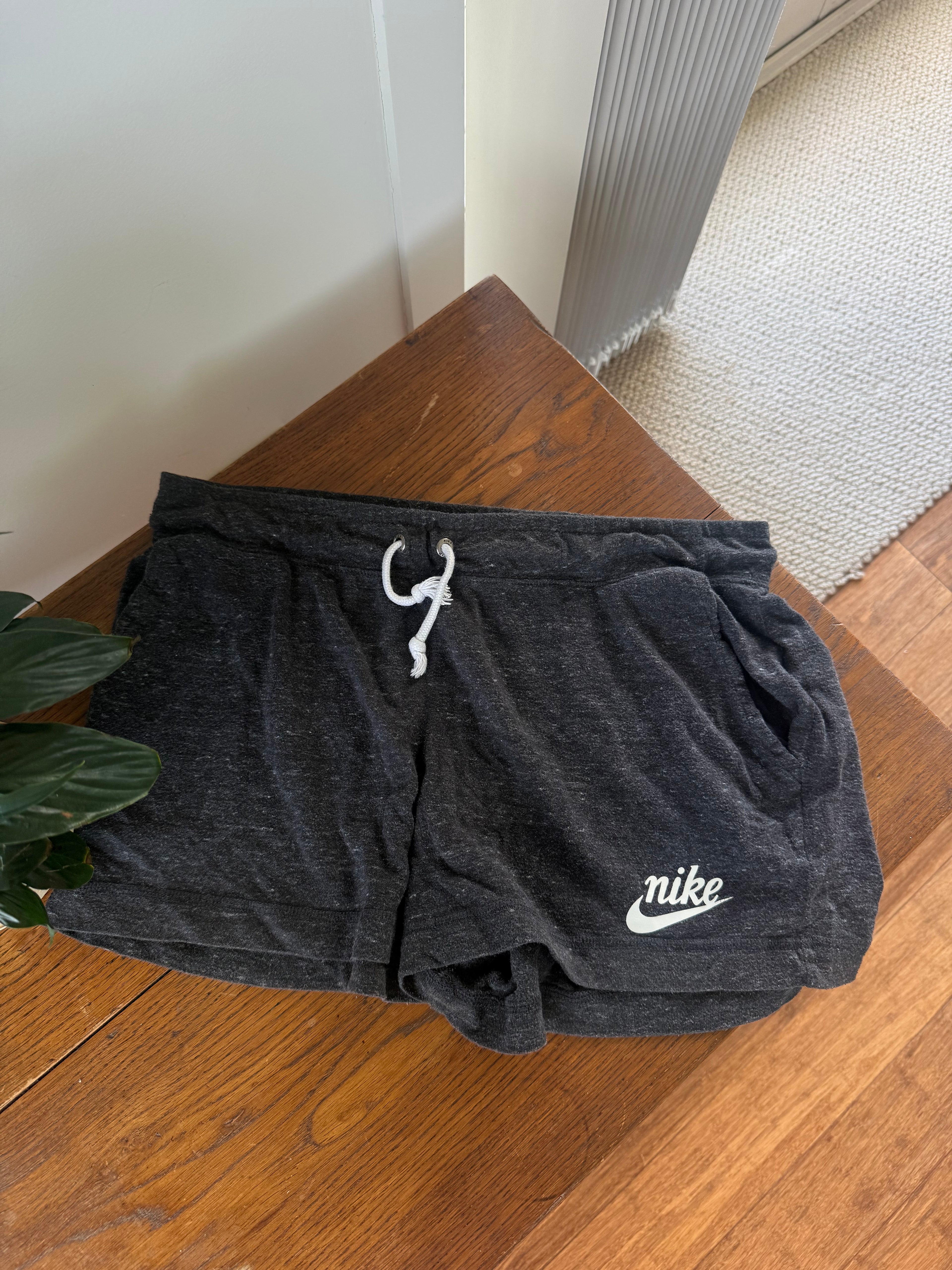 Nike Shorts / Size M